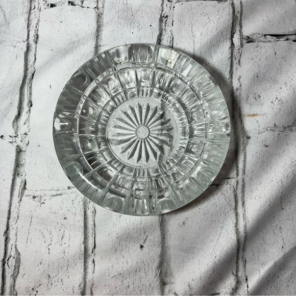 6' Glass ashtray Ornate round pressed glass starburst pattern - Picture 1 of 11